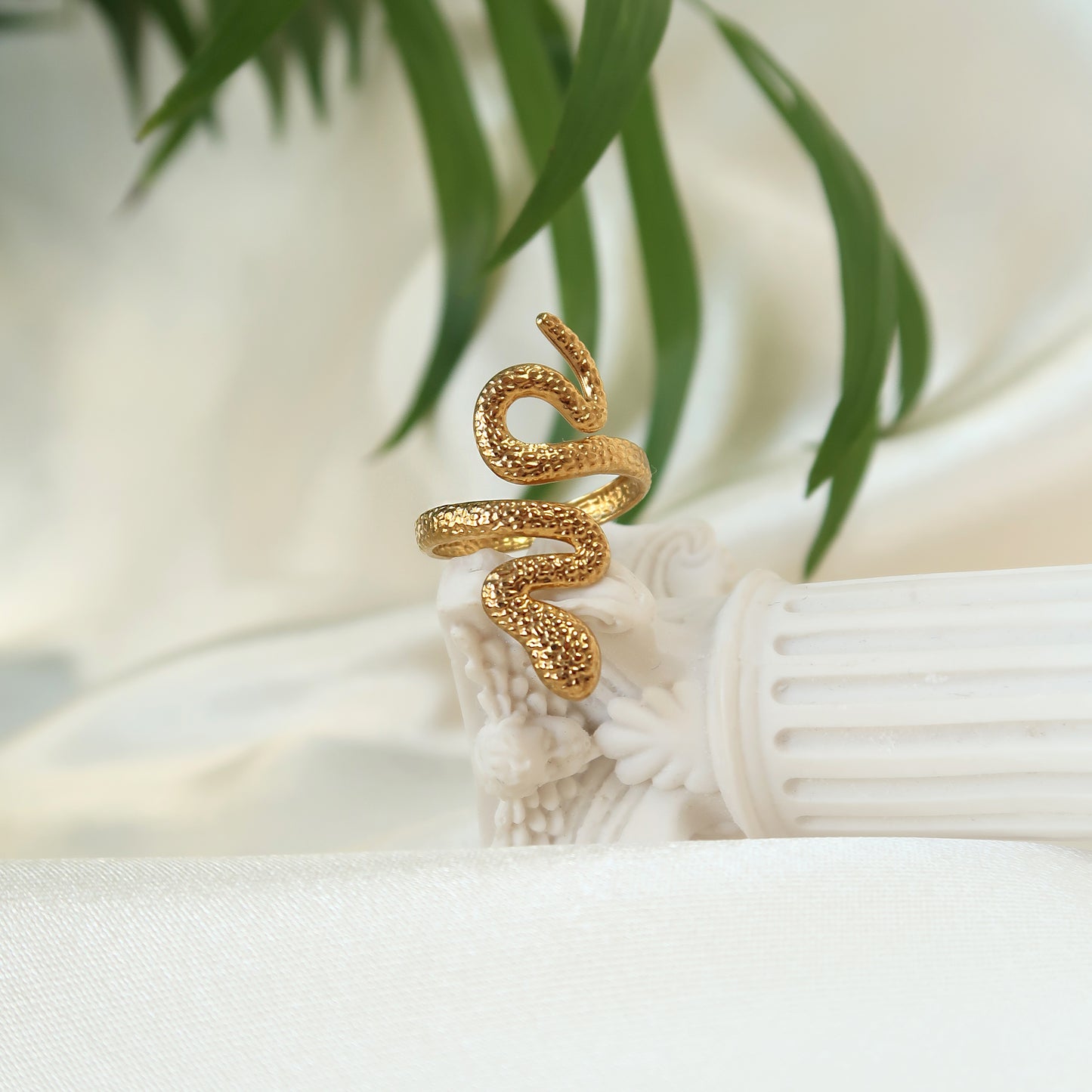 "Naga" ring