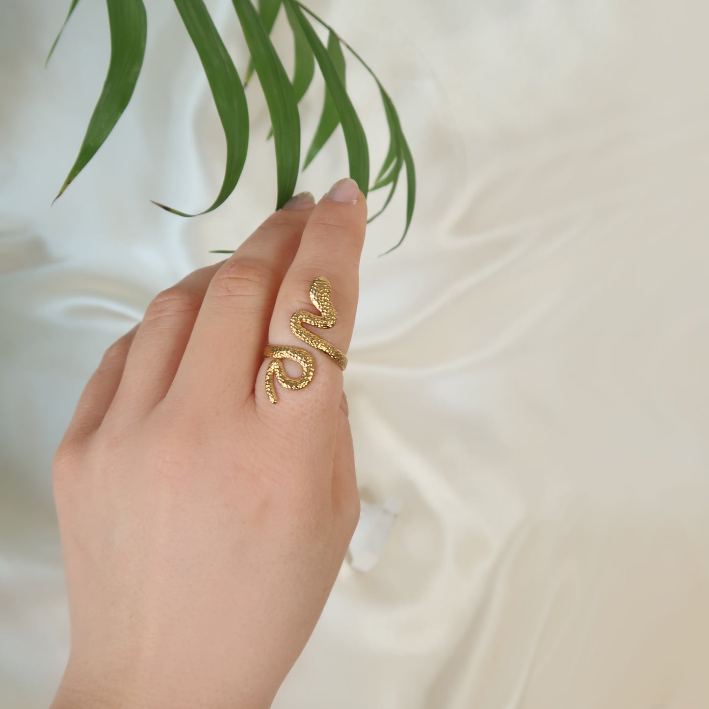 "Naga" ring