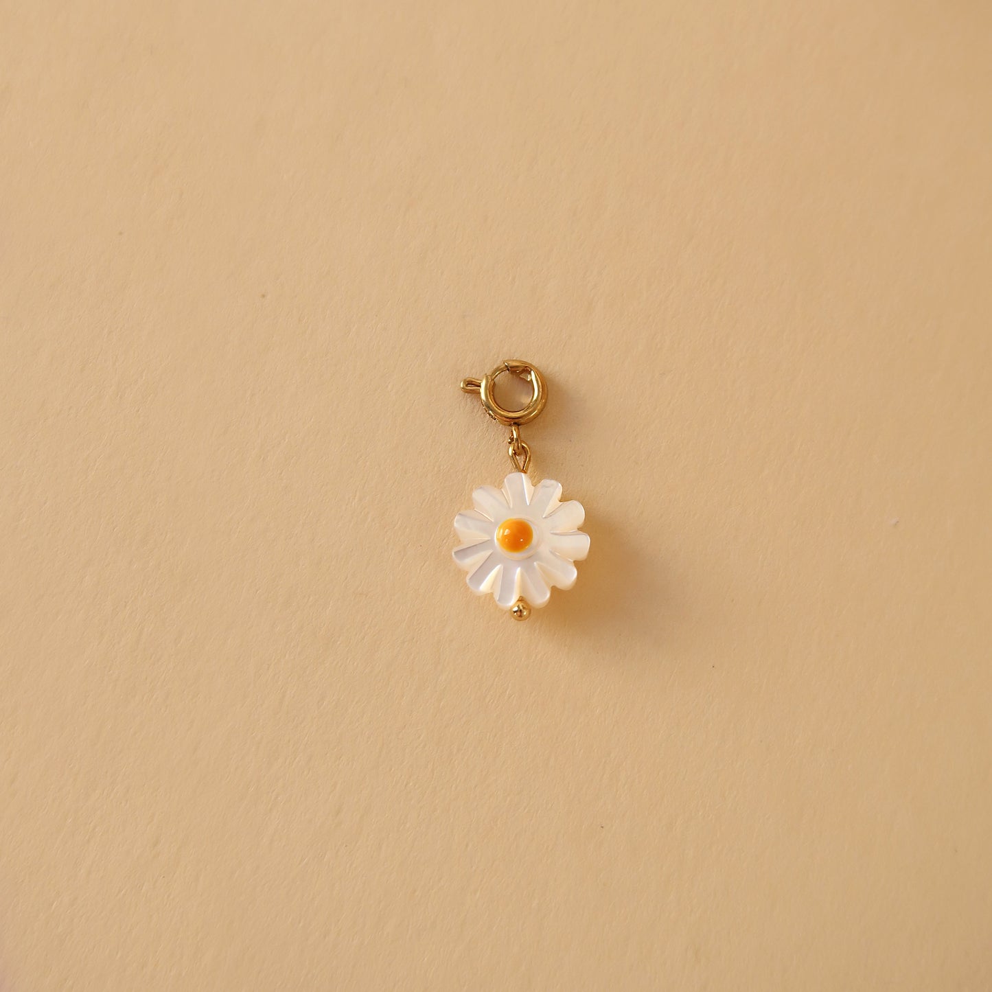 Mother-of-pearl Daisy pendant