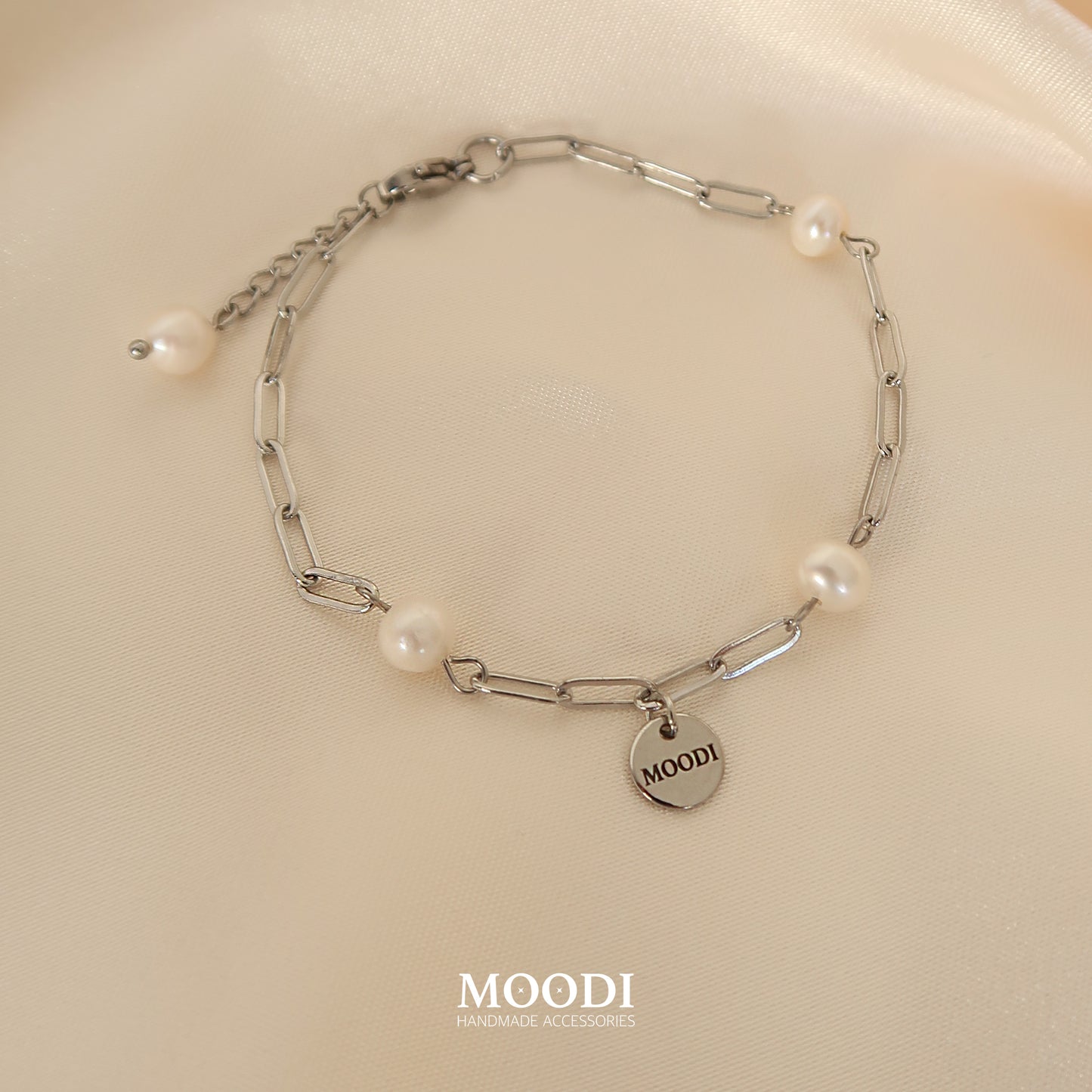 Pearls and shine bracelet