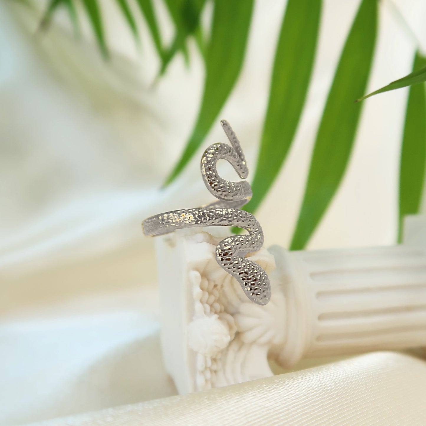 "Naga" ring