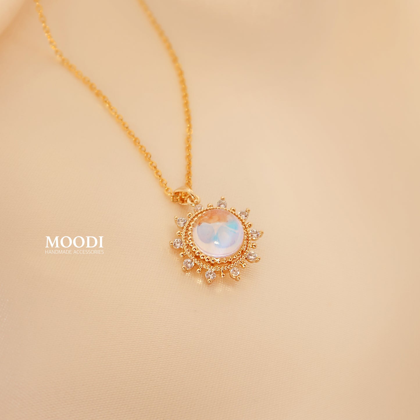 "Magic shine Globe" necklace